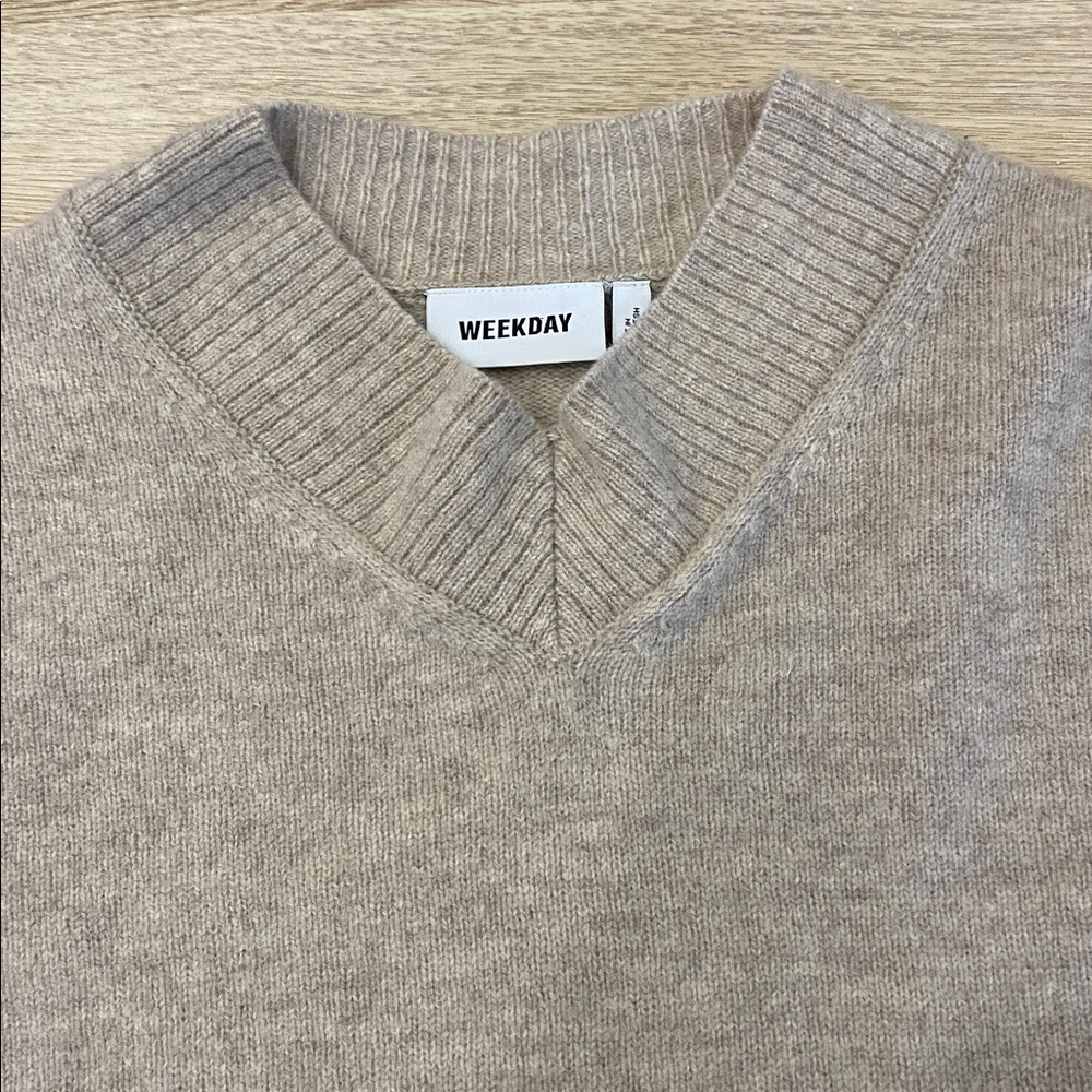 Weekday Reese Beige V-Neck Cropped Sweater Minimalist Knit - Picture 4 of 10